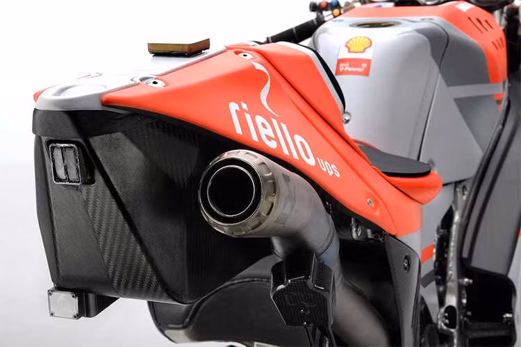 Desmosedici GP18 có công suất hơn 250 mã lực và tốc độ tối đa trên lý thuyết lên tới hơn 350km/h. Xe sử dụng lốp của Michelin, cặp lốp trơn được bao xung quanh bộ vành Marchesini Genesi 7 cây được làm từ magie siêu nhẹ. Gắp sau của Desmosedici GP18 có dạng ngược, được làm từ nhôm chắc chắn và bảo vệ bởi bộ ốp gắp bằng sợi carbon. 