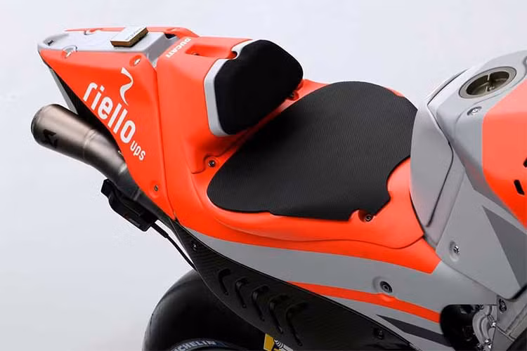 Để giảm tối đa từng gam trọng lượng, ngay cả chảng ba trên CNC của chiếc xe cũng được đục lỗ. Nằm hai bên tay lái clip-on là cặp cùm phanh/côn Brembo Billet GP. Cùm trái được tích hợp các nút chức năng khác nhau, trong khi cùm công tắc phải của xe chỉ có duy nhất một tác dụng là ngắt động cơ.