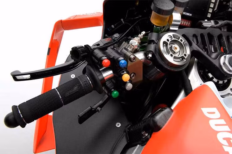 Hệ thống phanh trước của xe sử dụng cặp heo Brembo 4 piston Monoblock "hàng thửa", kết hợp cùng các đĩa phanh carbon đường kính lên tới 340mm. Để có tầm hoạt động dài, Ducati trang bị cho phiên bản Desmosedici GP18 mới bình xăng với thể tích lên tới hơn 20 lít.