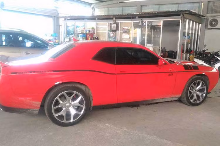 Mâm xe là loại đa chấu mới, thay cho dạng mâm 5 chấu đơn của phiên bản từng sản xuất năm 2014 nhưng vẫn giữ kích thước 18 inch đi kèm lốp 235/55. Dodge Challenge có 4 chổ ngồi với hàng ghế da màu đen cùng hệ thống dây an toàn được thiết kế dạng dây đôi giống như xe đua.