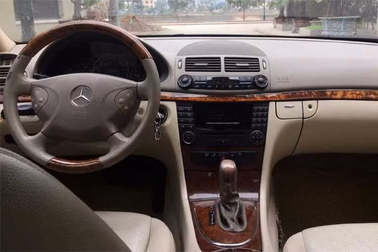 Ở bên trong, da bọc cao cấp theo xe vẫn được giữ lại, các chi tiết ốp gỗ, kim loại được xử lý trông như mới mặc dù đã trải qua 14 năm sử dụng. Vô lăng của xe là loại 4 chấu bọc da, ốp gỗ tích hợp một số phím chức năng hỗ trợ người lái nhưng tiết kế đơn giản hơn so với bản hiện tại.