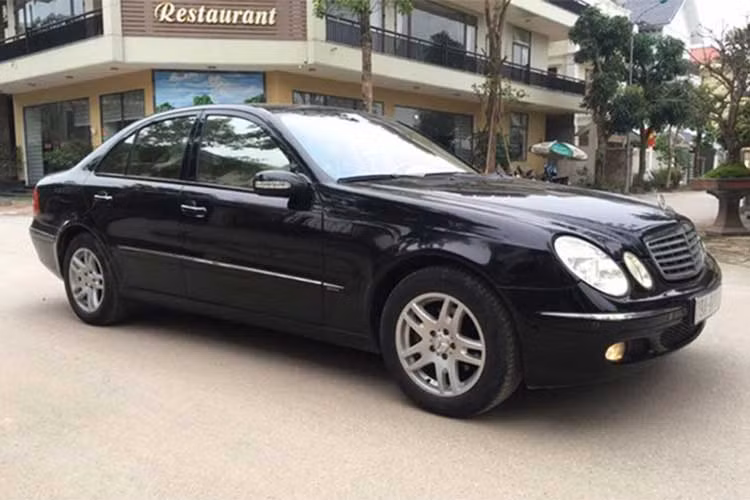 Mercedes-Benz E-Class là mẫu sedan hạng sang tầm trung của hãng xe sang Đức, phiên bản mới của E200 hiện có mức giá khoảng hơn 2 tỷ đồng tại Việt Nam. Thời điểm năm 2004, đây cũng là một trong những mẫu xe sang khá đình đám trên thị trường. Trên thị trường xe cũ, những chiếc E200 đời 2004 hiện được bán lại với giá từ khoảng 300 triệu đồng.