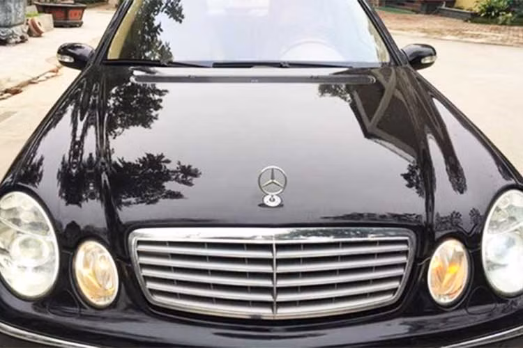 Chiếc Mercedes-Benz E200 phiên bản 2014 này dù đã có tuổi đời hơn 13 năm nhưng các chi tiết ở ngoại thất của xe như; cụm lưới tản nhiệt 4 nan đi kèm phần viền đều làm từ kim loại mạ chrome sáng, đèn pha và đèn sương mù... vẫn còn khá đẹp và hoạt động bình thường.