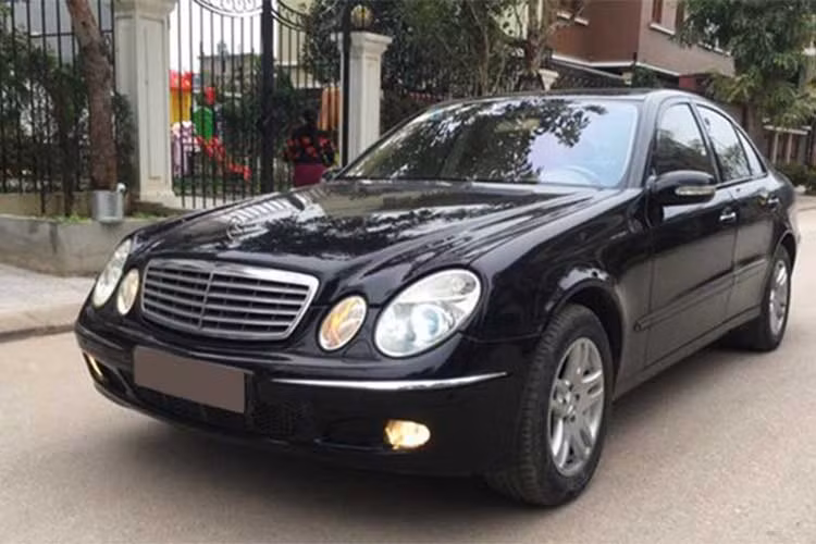 Hiện tại trên thị trường mua bán xe ôtô cũ, những chiếc xe sang Mercedes-Benz E200 được sản xuất từ năm 2004 đang được rao bán khá nhiều. Chiếc xe trong bài viết được chủ nhân cho biết, xe đã lăn bánh gần 100.000km, sơn xe cũng nhiều chi tiết ngoại thất đã được làm mới.