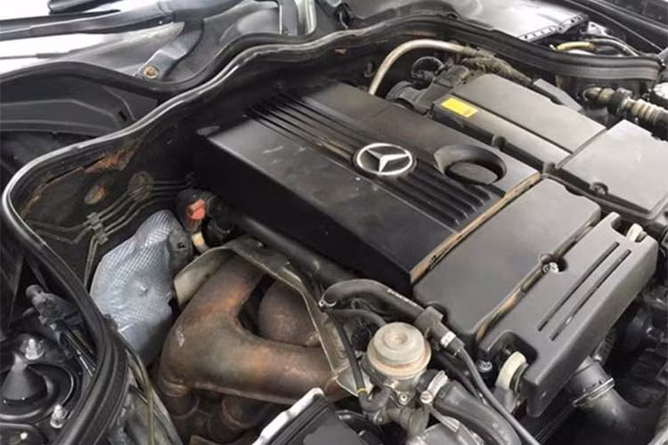 Mercedes-Benz E200 đời 2004 được trang bị khối động cơ 1.8, được xem là vận hành mạnh mẽ và khá tốt vào thời điểm mới ra mắt. Theo một số người đam mê và sử dụng dòng xe này cho biết, một chiếc E200 đời 2004 còn tốt sẽ tiêu tốn nhiên liệu khoảng hơn 6l/100km.