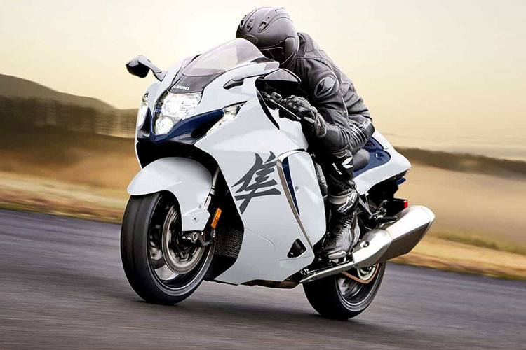 Dung tích bình xăng 20 lít cũng là một điểm mới của mẫu siêu môtô đình đám này. Ngoài ra khung gầm của Suzuki Hayabusa 2021 đã được nâng cấp với một khung phụ mới góp phần giảm trọng lượng, đĩa phanh lớn hơn ở phía trước và hệ thống treo mới.