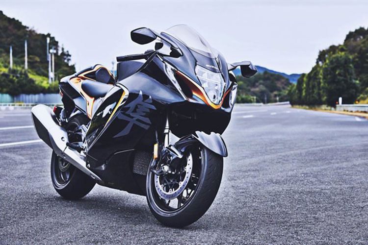 Suzuki Hayabusa thế hệ mới đã được hãng xe Nhật Bản “lột xác” toàn diện về ngoại hình. Suzuki đã đưa lên xe một bộ cánh mới mẻ và quyến rũ hơn rất nhiều nhưng vẫn sử dụng những đường cong quen thuộc nhưng lại được cải thiện lớn hơn về mặt khí động học cho chiếc siêu môtô.