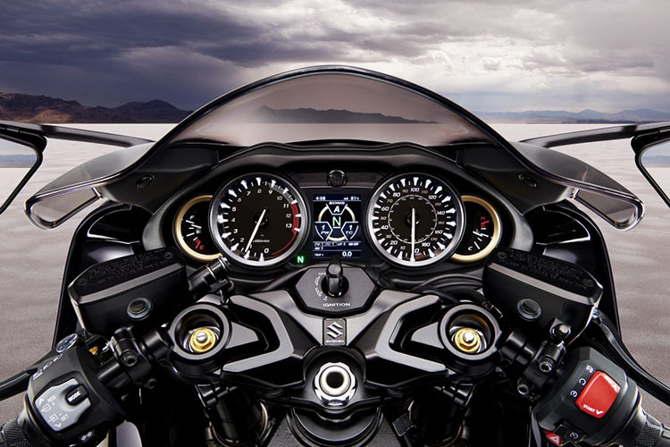 Chiếc xe còn có đèn pha LED xếp chồng lên nhau đặt giữa các khe hút gió, đèn hậu LED mới, ống xả đôi mạ crom và hai đồng hồ tương tự nhau bên cạnh màn hình TFT hiển thị rất nhiều thông tin từ hành trình đến nhiệt độ môi trường, đồng hồ... 