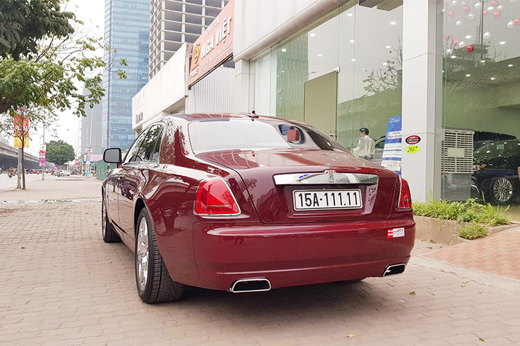 Đặc biệt chiếc xe này lại sở hữu biển số "độc" của Hải Phòng với 5 chữ số 1 đều thẳng tắp, kèm theo màu phong thủy đá đỏ Ruby. Theo lời người rao bán, chiếc xe đã đi được trên 1 vạn km, tức là còn khá mới so với số năm tồn tại. Và giá trị giao dịch của xe khoảng trên 11 tỷ đồng.