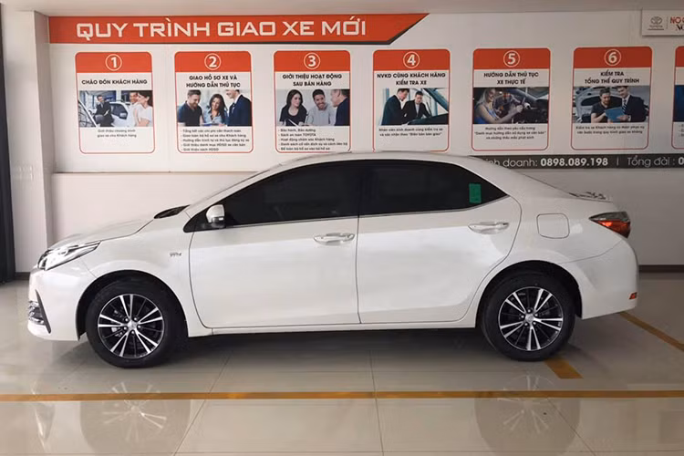 Phía Toyota Việt Nam hiện vẫn chưa hé lộ thông tin sẽ đưa thế hệ mới về nước. Có nguồn tin cũng cho rằng, Toyota Corolla Altis All New 2020 sẽ không được bán tại nước ta, thay vào đó là một mẫu xe khác. Khách hàng hiện tại chỉ biết chờ đợi hoặc mua những chiếc xe Toyota Corolla Altis đời cũ hiện tại hoặc phiên bản mới nhập khẩu không chính hãng.