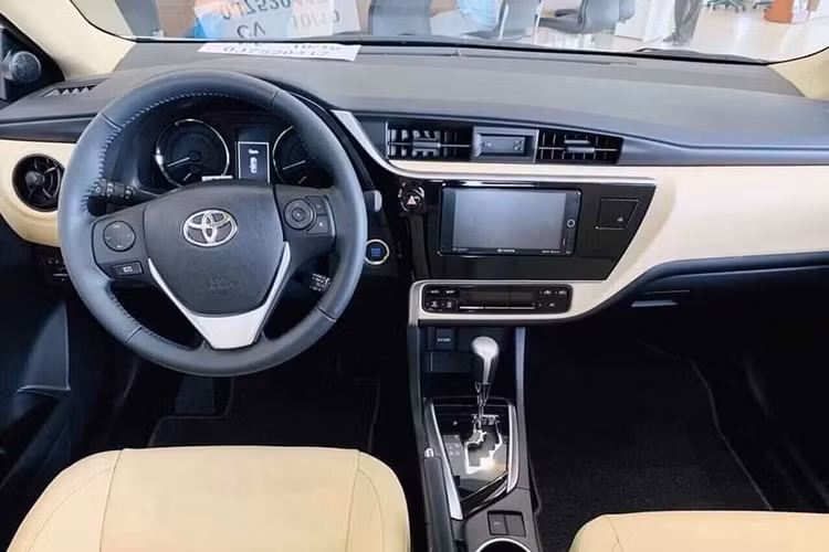 Hiện tại, khi mua xe Toyota Corolla Altis ngay bây giờ, người dùng sẽ "bỏ túi" gần 100 triệu đồng. Mức giảm giá xe Toyota Corolla Altis tại các đại lý chính hãng ở Việt Nam được đánh giá là khá sâu nhưng nếu so sanh, mức giá xe Toyota Corolla Altis hiện vẫn cao nhất so với mặt bằng chung của phân khúc xe hạng C.