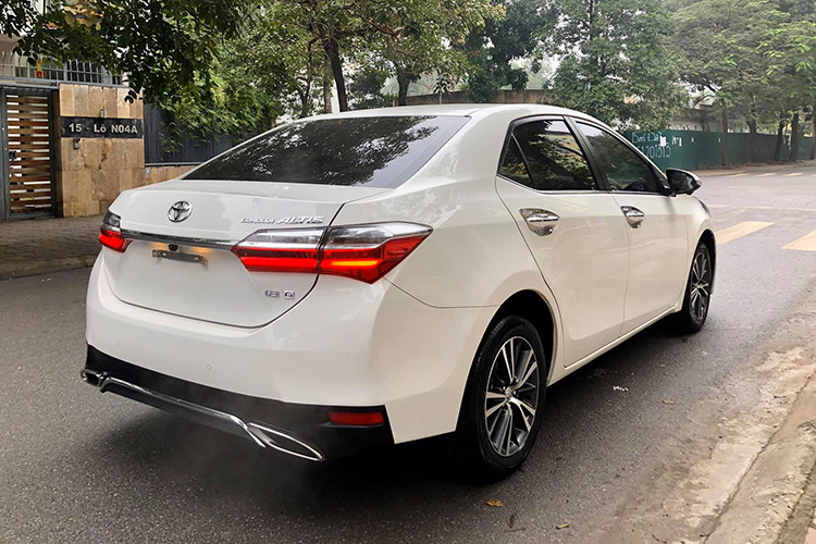 Toyota Corolla Altis 1.8G CVT sở hữu một số trang bị an toàn như: hệ thống chống bó cứng phanh, hỗ trợ lực phanh khẩn cấp, phân phối lực phanh điện tử, hệ thống ổn định thân xe, kiểm soát lực kéo và cảm biến hỗ trợ đỗ xe... Xe sử dụng động cơ 2ZR-FE, 16 van DOHC, VVT-i kép, 4 xi-lanh thẳng hàng cho công suất tối đa 138 mã lực tại 6.400 vòng/phút, mô-men xoắn tối đa 173Nm tại 4.000 vòng/phút kết hợp cùng hộp số tự động vô cấp CVT và hệ dẫn động cầu trước.