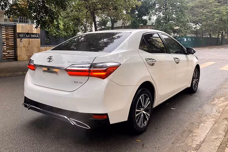 Toyota Corolla Altis 1.8G CVT sở hữu một số trang bị an toàn như: hệ thống chống bó cứng phanh, hỗ trợ lực phanh khẩn cấp, phân phối lực phanh điện tử, hệ thống ổn định thân xe, kiểm soát lực kéo và cảm biến hỗ trợ đỗ xe... Xe sử dụng động cơ 2ZR-FE, 16 van DOHC, VVT-i kép, 4 xi-lanh thẳng hàng cho công suất tối đa 138 mã lực tại 6.400 vòng/phút, mô-men xoắn tối đa 173Nm tại 4.000 vòng/phút kết hợp cùng hộp số tự động vô cấp CVT và hệ dẫn động cầu trước.