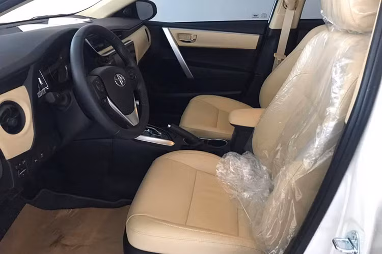 Thử so sánh với mức giá loanh quanh 700 triệu đồng, khách hàng Việt có nhiều lựa chọn xe hạng C trẻ trung hơn như Mazda 3, Kia Cerato, Hyundai Elantra... so với Toyota Corolla Altis, một mẫu xe vẫn được coi dành cho người trung tuổi và chưa có sự thay đổi sau nhiều năm.