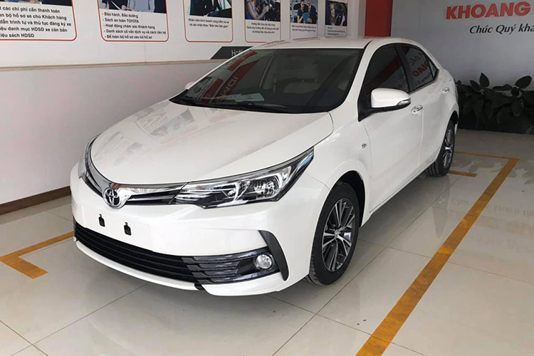 Mẫu xe Toyota Corolla Altis thuộc phân khúc hạng C từng một thời thống trị các đối thủ tại thị trường Việt Nam, nhưng đến hiện nay phiên bản đang bán được xem là chuẩn bị "dọn kho". Người tiêu dùng Việt đang mong chờ thế hệ mới sẽ được phân phối tại thị trường ôtô trong nước hơn.