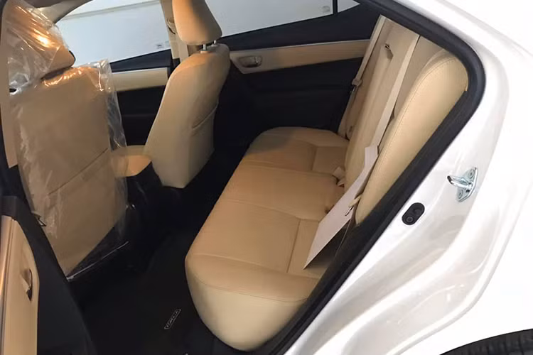 Nếu lựa chọn Toyota Corolla Altis 1.8G CVT thời điểm này, người dùng vẫn có những trang bị khá ổn như hệ thống đèn pha Halogen kèm đèn chạy ban ngày dang LED. Bên sườn là bộ mâm hợp kim 16 inch, gương chiếu hậu chỉnh/gập điện tích hợp báo rẽ. Nội thất xe với vô lăng bọc da, điều chỉnh tay 4 hướng. Ghế ngồi bọc da, ghế lái chỉnh điện 10 hướng, ghế phụ 4 hướng...