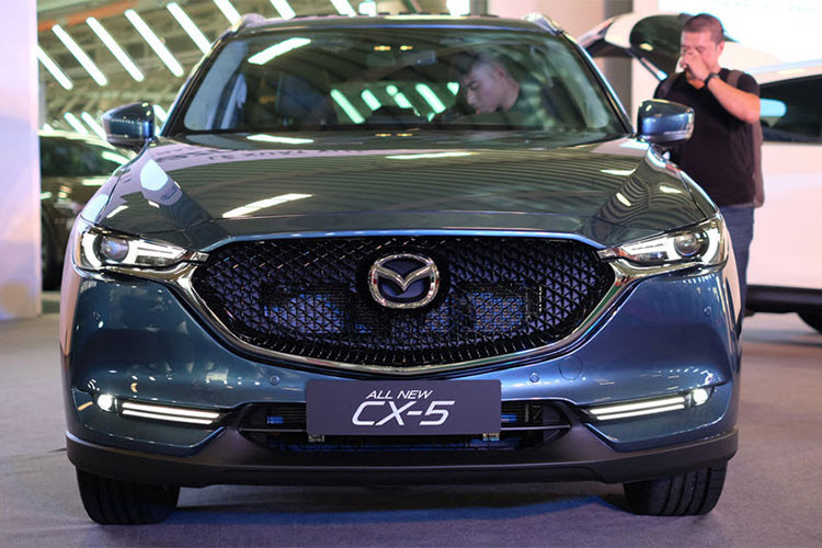 Tại thị trường Việt Nam, Mazda CX-5 mới được Thaco phân phối và lắp ráp gồm 8 màu sắc, ba phiên bản lựa chọn: Mazda CX-5 2.0L 2WD, Mazda CX-5 2.5L 2WD và Mazda CX-5 2.5L AWD với mức giá lần lượt là 879 triệu đồng, 939 triệu đồng và 989 triệu đồng. Riêng giá bản 2.0 2WD sẽ được giảm còn 859 triệu kể từ 1/1/2018.