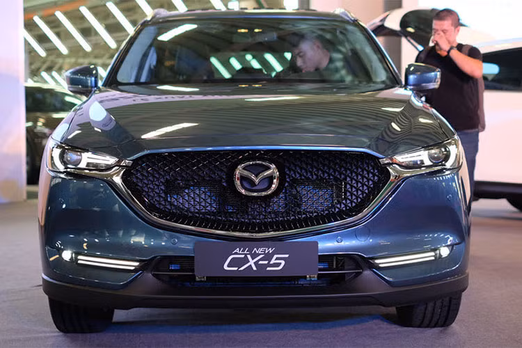 Tại thị trường Việt Nam, Mazda CX-5 mới được Thaco phân phối và lắp ráp gồm 8 màu sắc, ba phiên bản lựa chọn: Mazda CX-5 2.0L 2WD, Mazda CX-5 2.5L 2WD và Mazda CX-5 2.5L AWD với mức giá lần lượt là 879 triệu đồng, 939 triệu đồng và 989 triệu đồng. Riêng giá bản 2.0 2WD sẽ được giảm còn 859 triệu kể từ 1/1/2018.