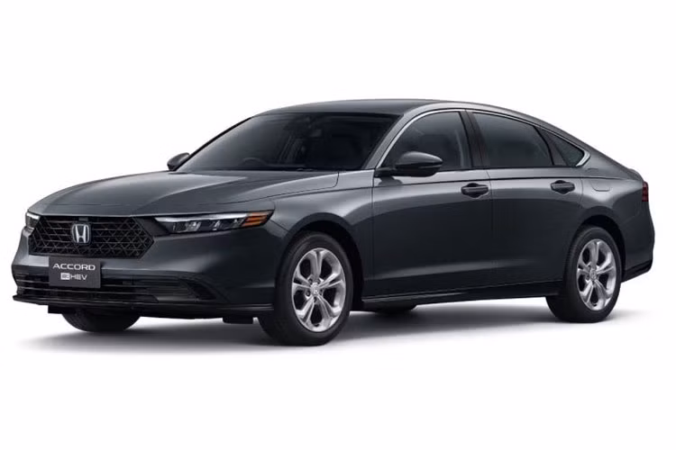 Cụm pin sẽ cung cấp điện cho mô-tơ điện thứ 2 mạnh 184 mã lực và 335 Nm. Động cơ xăng có thể truyền động trực tiếp cho bánh xe thông qua khóa biến mô ở tốc độ cao hơn. Tổng cộng, mẫu xe sedan Honda Accord e:HEV 2024 sở hữu công suất 207 mã lực. Xe có đến 6 chế độ lái, bao gồm Econ, Normal, Sport, Individual, EV và Charge. 