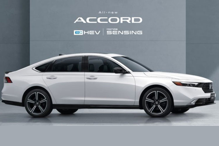 Đuôi xe sedan Honda Accord 2024 đặc biệt hơn nhờ cụm đèn hậu nằm ngang góc cạnh, được nối liền bằng dải đèn LED mỏng đến vị trí trung tâm đặt logo Honda. Cản sau không có các hốc gió hay bộ ốp gân guốc, thay vào đó là sự đơn giản và dùng cánh lướt gió. 