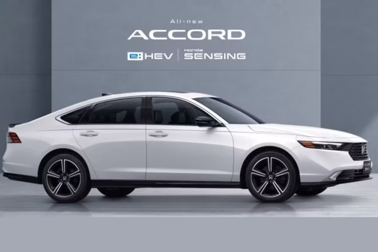 Đuôi xe sedan Honda Accord 2024 đặc biệt hơn nhờ cụm đèn hậu nằm ngang góc cạnh, được nối liền bằng dải đèn LED mỏng đến vị trí trung tâm đặt logo Honda. Cản sau không có các hốc gió hay bộ ốp gân guốc, thay vào đó là sự đơn giản và dùng cánh lướt gió. 