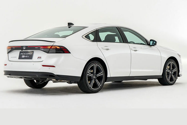 Thiết kế của Accord thế hệ mới dùng ngôn ngữ tương tự “người anh em” CR-V và Civic 2023, với tổng thể đơn giản hơn nhưng không kém phần hiện đại, thể thao. Lưới tản nhiệt hình lục giác trên bản RS sơn đen nhằm tăng vẻ mạnh mẽ, đi kèm cụm đèn chiếu sáng nhỏ gọn hơn. Hốc gió ở cản trước kéo dài sang hai bên.