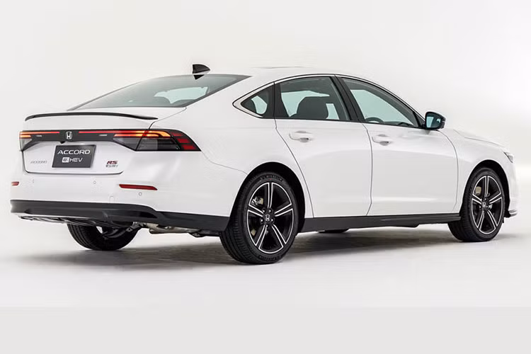 Thiết kế của Accord thế hệ mới dùng ngôn ngữ tương tự “người anh em” CR-V và Civic 2023, với tổng thể đơn giản hơn nhưng không kém phần hiện đại, thể thao. Lưới tản nhiệt hình lục giác trên bản RS sơn đen nhằm tăng vẻ mạnh mẽ, đi kèm cụm đèn chiếu sáng nhỏ gọn hơn. Hốc gió ở cản trước kéo dài sang hai bên.