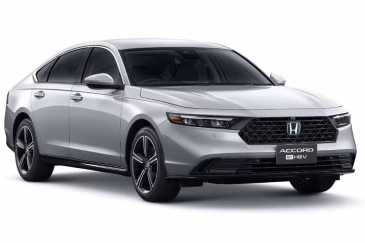  Giá xe Honda Accord 2024 cho 3 phiên bản gồm E, EL và RS dao động từ khoảng 1,53 triệu Baht (tương đương 1,012 tỷ đồng) đến 1,8 triệu Baht (1,2 tỷ đồng). Tại Việt Nam, Honda Accord cạnh tranh với những cái tên như Toyota Camry, Kia K5 và Mazda6. Do giá bán khởi điểm khá cao (lên tới 1,3 tỷ đồng) cùng thiết kế không ấn tượng, doanh số xe luôn thấp hơn so với các đối thủ trong nhiều năm qua.