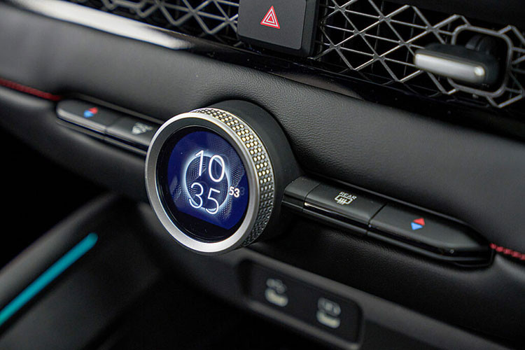 Gói Honda Sensing này bao gồm các tính năng đèn pha tự động, giảm thiểu chệch đường, hệ thống hỗ trợ giữ làn, hệ thống phanh giảm thiểu va chạm, kiểm soát hành trình thích ứng bao gồm dải tốc độ thấp và thông báo xe phía trước khởi hành.