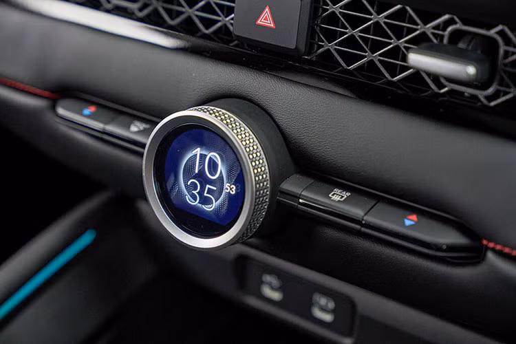 Gói Honda Sensing này bao gồm các tính năng đèn pha tự động, giảm thiểu chệch đường, hệ thống hỗ trợ giữ làn, hệ thống phanh giảm thiểu va chạm, kiểm soát hành trình thích ứng bao gồm dải tốc độ thấp và thông báo xe phía trước khởi hành.