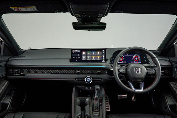 Khoang cabin của Accord có sự tương đồng với CR-V và Civic, gồm cửa gió điều hòa đặt ẩn theo bề mặt táp-lô nhằm tạo sự liền mạch, trung tâm có màn hình cảm ứng 12,3 inch và các nút bấm vật lý điều chỉnh hệ thống điều hòa.