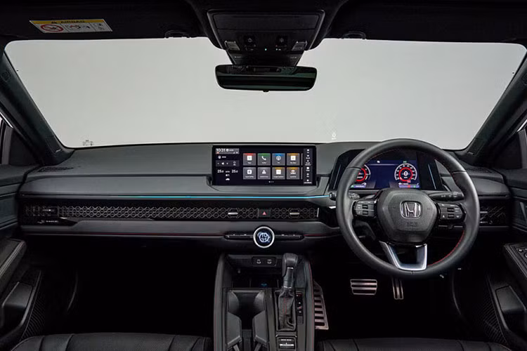 Khoang cabin của Accord có sự tương đồng với CR-V và Civic, gồm cửa gió điều hòa đặt ẩn theo bề mặt táp-lô nhằm tạo sự liền mạch, trung tâm có màn hình cảm ứng 12,3 inch và các nút bấm vật lý điều chỉnh hệ thống điều hòa.