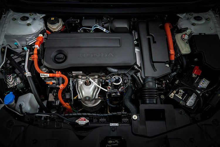 Cung cấp sức mạnh cho Honda Accord 2024 là hệ truyền động e:HEV là sự kết hợp của động cơ xăng 2.0L, sản sinh công suất tối đa 147 mã lực và mô-men xoắn cực đại 182 Nm. Động cơ xăng đóng vai trò chính là máy phát điện trong khi 1 mô-tơ điện được tích hợp vào hộp số e-CVT để sạc pin lithium-ion.