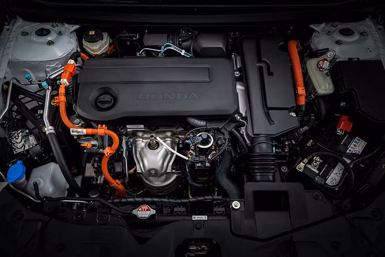 Cung cấp sức mạnh cho Honda Accord 2024 là hệ truyền động e:HEV là sự kết hợp của động cơ xăng 2.0L, sản sinh công suất tối đa 147 mã lực và mô-men xoắn cực đại 182 Nm. Động cơ xăng đóng vai trò chính là máy phát điện trong khi 1 mô-tơ điện được tích hợp vào hộp số e-CVT để sạc pin lithium-ion.