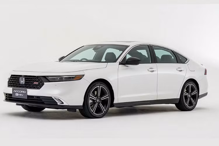 Mẫu xe sedan cỡ D - Honda Accord 2024 mới đã chính thức ra mắt và công bố giá bán tại Thái Lan. Về ngoại hình, xe có chiều dài × rộng × cao lần lượt là 4.970 × 1.862 × 1.450 mm cùng chiều dài cơ sở đạt mức 2.830 mm. So với thế hệ thứ 10, Accord mới dài hơn 69 mm về tổng thể. Các kích thước còn lại không thay đổi.