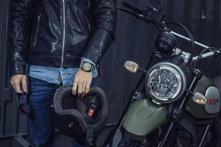 Chiến binh” Ducati Scrambler Urban Enduro là một phiên bản cá tính với nhiều điểm mới lạ. Urban Enduro năng động hơn trên địa hình và có vẻ đẹp đầy chất “nhà binh”. Bình xăng có miếng ốp mới, với hình chữ X màu đỏ đầy cá tính thay vì logo Scrambler cánh chim.