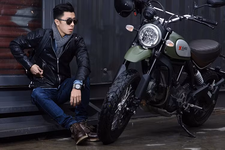 Những mẫu đồng hồ Bell &amp; Ross luôn làm xiêu lòng các “Ducatista”, những biker mạnh mẽ đậm chất đàn ông. Mới đây, phiên bản đồng hồ Desert Type với phong cách “safari” đồng hành cùng chiếc xe Ducati Scrambler Urban Enduro khám phá những cung đường đầy khắc nghiệt.