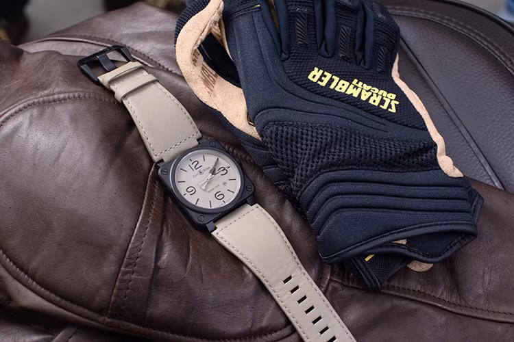 Kim và các chi tiết hiển thị được phủ một lớp dạ quang siêu sáng Super luminova, thiết kế khắc chìm trong mặt số với kích thước lớn, dễ đọc trong mọi điều kiện để thỏa mãn các yêu cầu khắt khe trong quân đội.