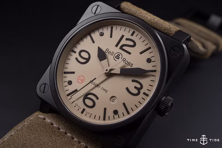 Mặt số của đồng hồ được thiết kế với màu vàng cát, thân vỏ được làm bằng hợp kim ceramic siêu bền, siêu nhẹ, kháng từ tính và chống ăn mòn ở mọi địa hình, thậm chí cả thời tiết khắc nghiệt nhất trên Thế giới.