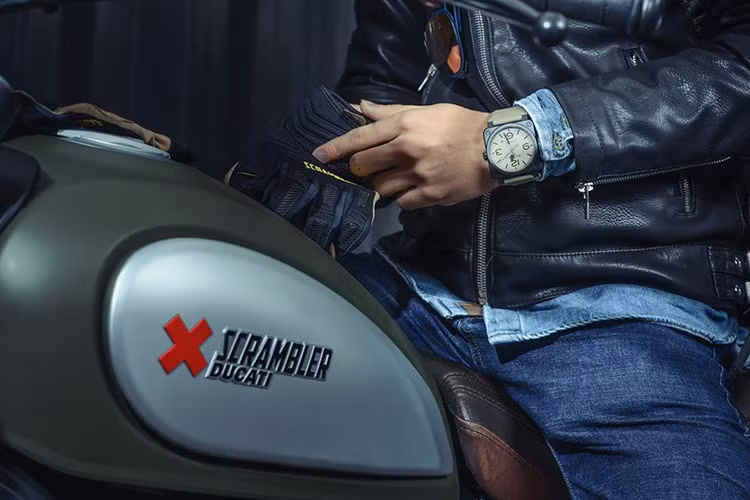 Mẫu đồng hồ Bell &amp; Ross Desert Type "đá cặp" cùng Ducati Scrambler Urban Enduro – được ví như bộ đôi sinh ra từ sa mạc khắc nghiệt.