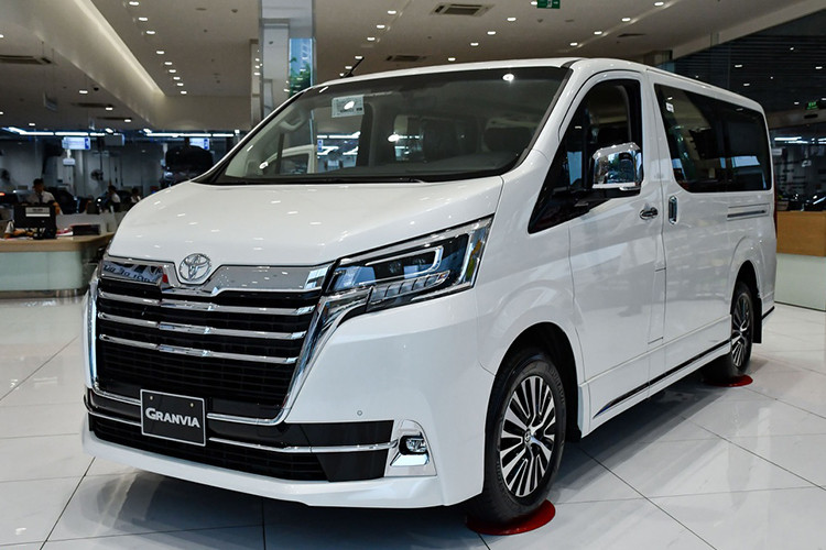 Giá bán cao cùng thiết kế có phần thực dụng khiến cho mẫu MPV hạng sang Toyota Granvia này liên tiếp có mặt trong danh sách xe bán chậm tại Việt Nam, trong tháng 9/2020 mẫu xe này chỉ bán được duy nhất 1 chiếc. Sau 4 tháng mở bán, Toyota Việt Nam đã bán được tổng cộng 8 chiếc Granvia. Mẫu xe này là đối thủ trực tiếp của Mercedes-Benz V-Class.