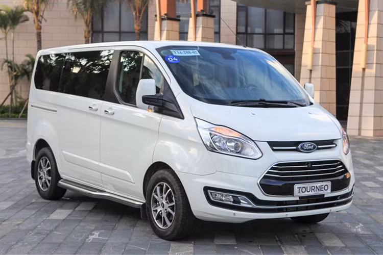 Ford Tourneo thế hệ mới vẫn giữ nguyên mức doanh số 20 xe tương tự tháng trước. Dù có giá bán rẻ nhất phân khúc, mẫu MPV này vẫn khó thu hút được khách hàng do kiểu dáng thực dụng. Ford Việt Nam đã bán được 210 xe Tourneo từ đầu năm đến hết tháng 9.