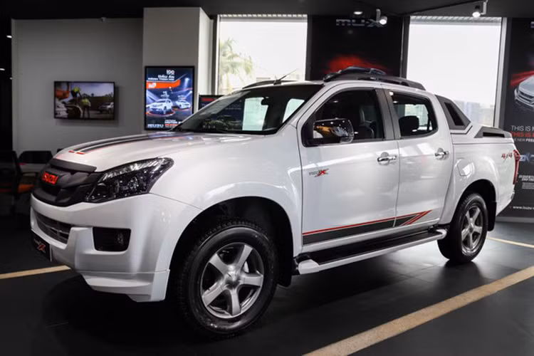 Trái với tình hình doanh số tại Thái Lan, Isuzu D-Max tại Việt Nam có doanh số khá thảm hại trong nhiều năm qua. Trong tháng 9/2020, doanh số của D-Max chỉ đạt mức 24 xe, kém xa đối thủ Ford Ranger (1.500 xe). Cộng dồn từ đầu năm, Isuzu đã bán được 169 xe D-Max.
