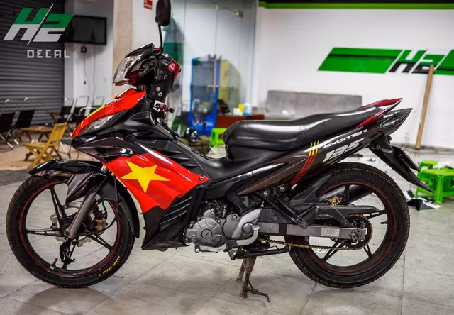 Ngoài chiếc BMW S1000RR còn có mẫu xe côn tay thể thao bình dân Yamaha Exciter 135 cũng được chủ nhân lên tem cổ vũ đội tuyển U23 Việt Nam mang phong cách đầy cuốn hút và cá tính.