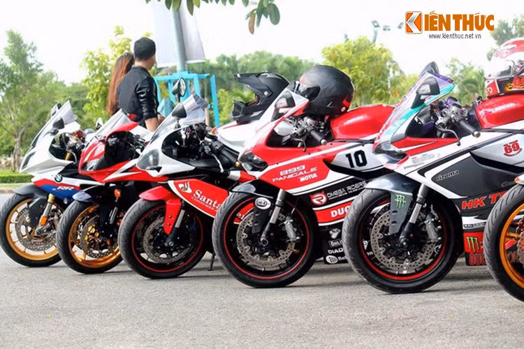 Hai chiếc naked-bike Honda CB1000 và BMW S1000R 2016 xuất hiện trong đoàn diễu hành.