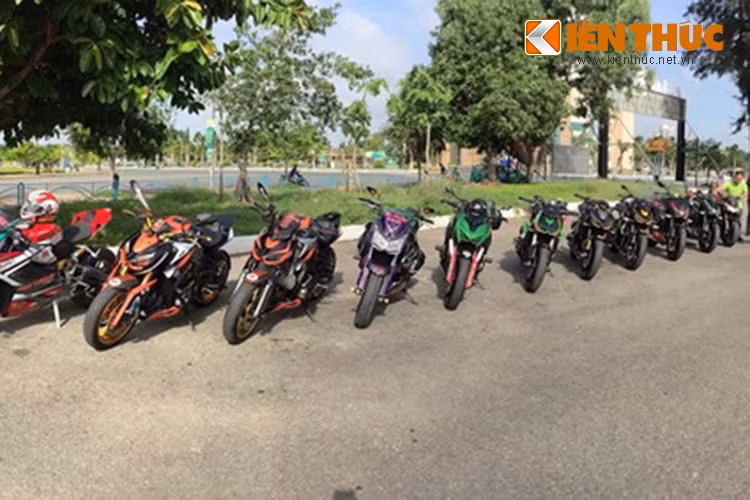 Hàng chục chiếc xe naked-bike Kawasaki Z1000 tham dự với đủ các màu sắc khác nhau.