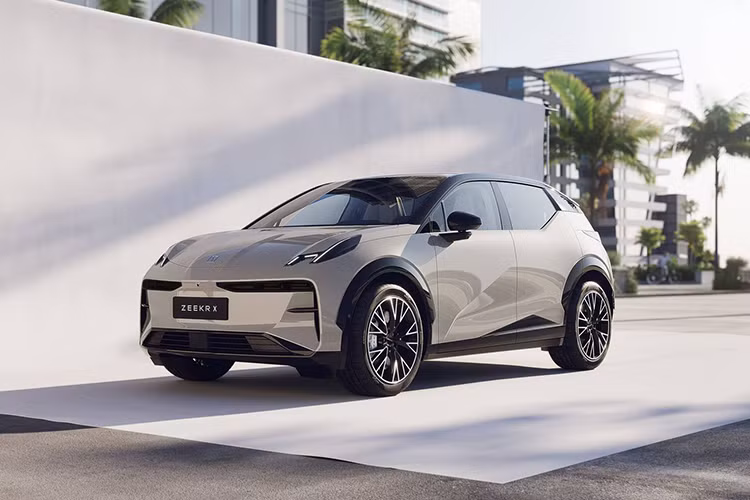 Xe oto dien Trung Quoc tu van hanh khien 5 nguoi bi thuong-Hinh-2