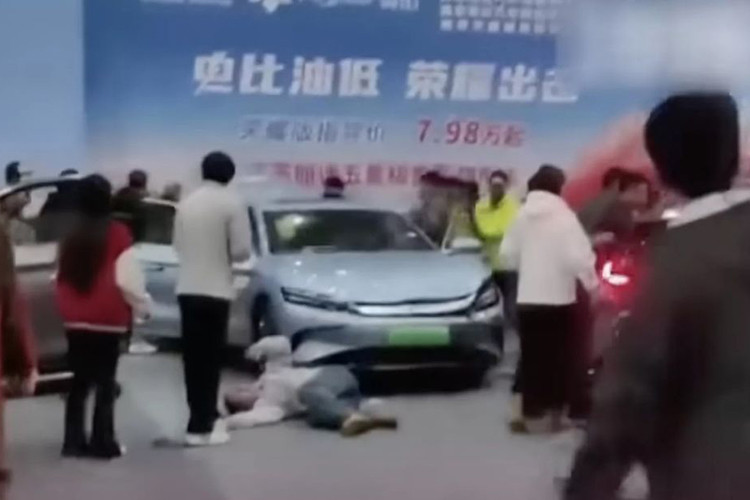 Xe oto dien Trung Quoc tu van hanh khien 5 nguoi bi thuong