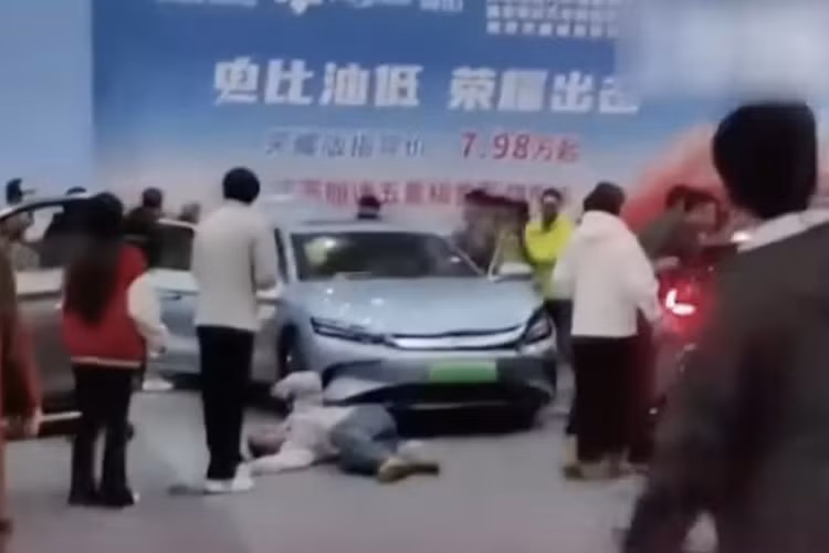 Xe oto dien Trung Quoc tu van hanh khien 5 nguoi bi thuong