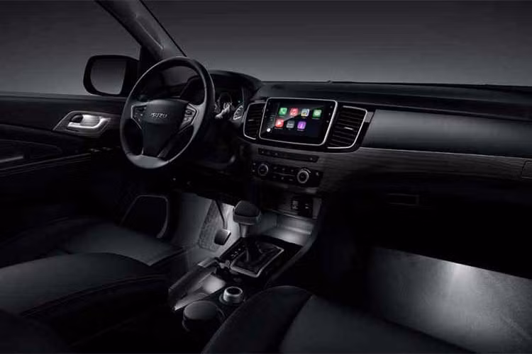 Nội thất của xe hứa hẹn mang đến nhiều bất ngờ khi được hãng xe hơi Isuzu nâng cấp bảng điều khiển trung tâm hoàn toàn mới. Màn hình cảm ứng 8 inch giống máy tính bảng đặt chính giữa, hỗ trợ Apple CarPlay, kết nối Carlife của Baidu, cùng với hàng loạt tính năng giải trí khác.